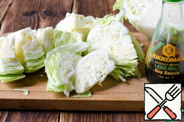 Cut the young cabbage into slices.
