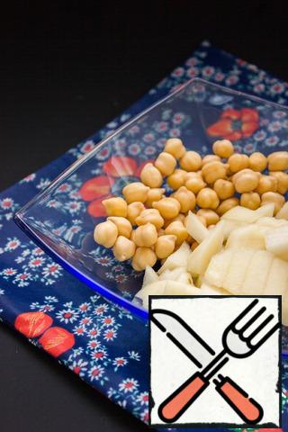Pre-soaked chickpeas, boil with a pinch of salt until tender.
Large cubes cut apples and pears. Chickpeas, Apple and pear in volume should be 1:1: 1.