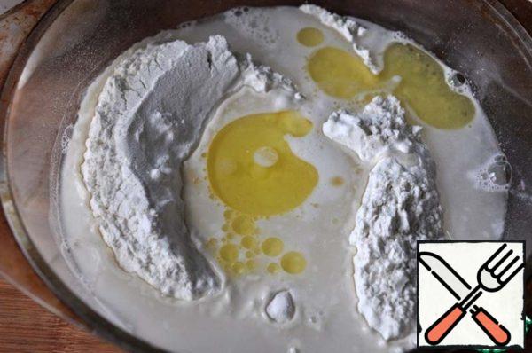 Preparing the dough. The recipe is very simple.
In flour, add salt, pour warm water and olive oil.
Make dough.