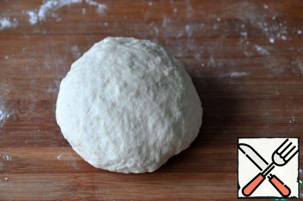 The dough is well kneaded, it should be similar in structure to the dumpling.
Cover the dough with a film and remove to a warm place "to rest".