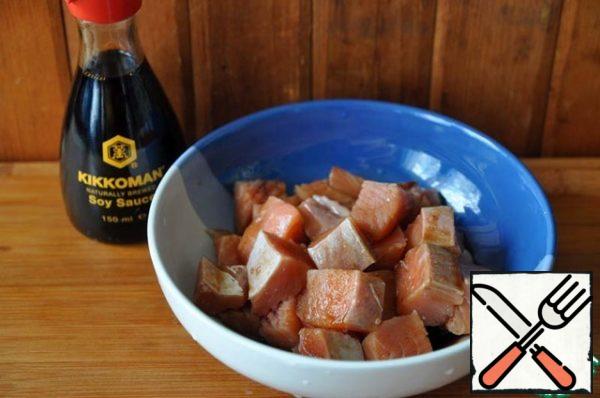 Take soy sauce, pour it over the fish fillet and set aside to marinate for 15 minutes.