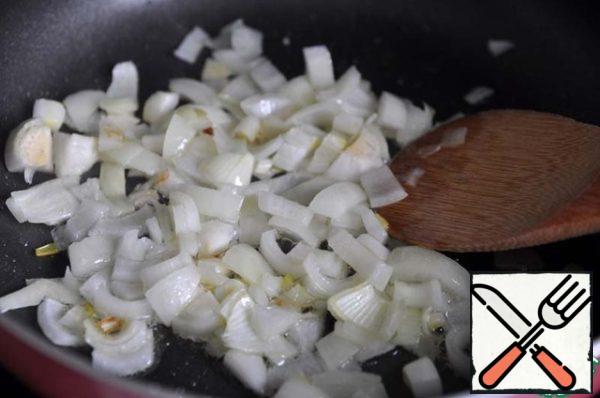 After this time, cut the onion into small cubes and fry in vegetable oil until transparent.