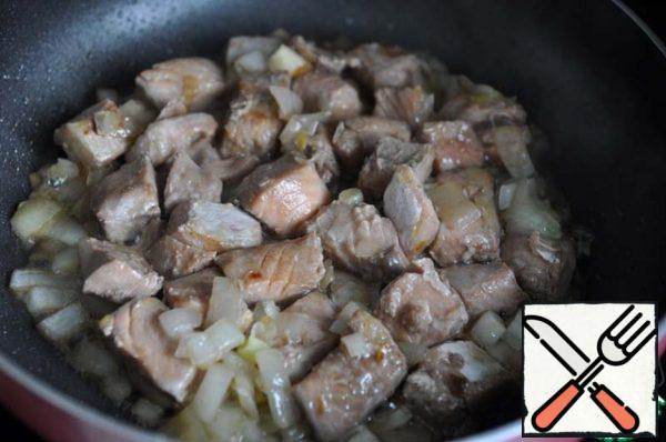 Add the salmon marinated in soy sauce to the onion and fry until tender for about 8-10 minutes, stirring.
Set aside the fish to cool.
