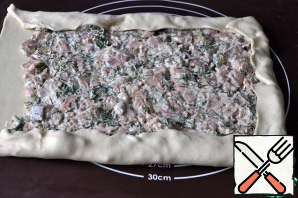 Fold the filling dough on three sides.
And roll it up.
