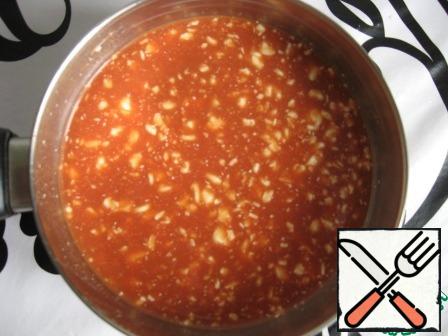 Preparing the filling:
tomato paste pour water, add mayonnaise, add salt and stir.