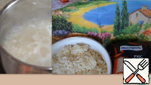 Boil the rice until tender. We will approach a great long-grain rice (180 gr. turn in 360 gr. cooked.)