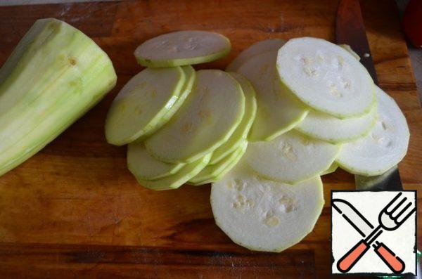 Cut the zucchini and tomatoes into thin slices. The thinner you slice, the faster our dish will cook.
