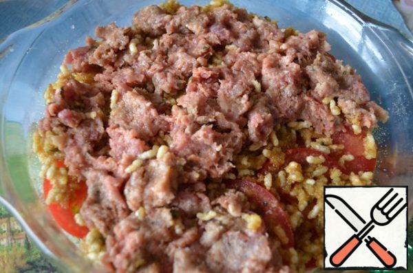 I'm cooking gratin today for the whole family, and my husband can't live without meat, so on top of a layer of crispy breadcrumbs and rice, I spread a layer of minced meat. If you cook in a post, this step can easily skip. And with minced meat, and without it-very tasty vegetables.