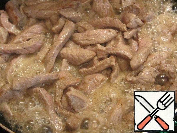 Cut the meat into slices, lightly beat off and cut into cubes (like beef Stroganoff). Season with salt and pepper and fry separately in 1 tbsp oil.