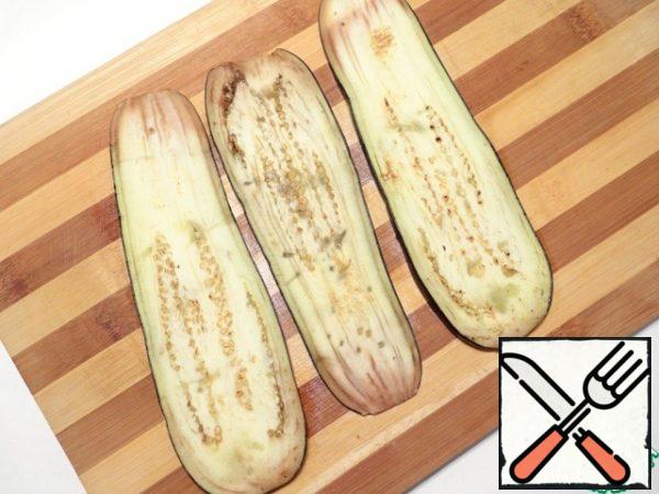 Fry the eggplant slices on the grill or dry pan.