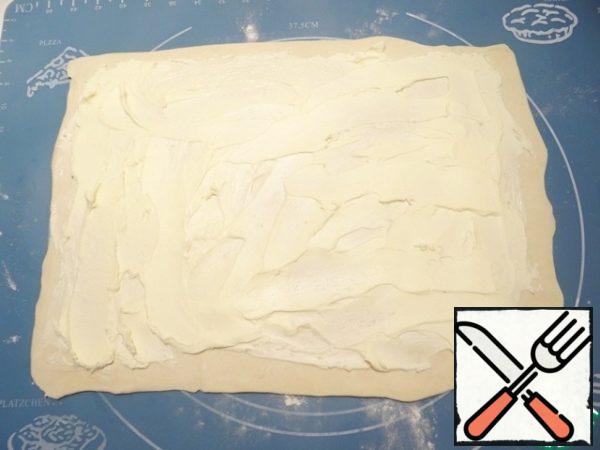 Brush the dough with 1/2 of the mascarpone, a little retreating from the edges of the dough.