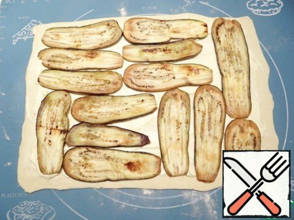 Spread the mascarpone dough with half of the eggplant slices.
