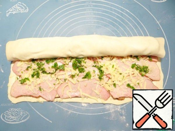 Sprinkle the filling with crushed garlic and finely chopped parsley. I'm skating.
