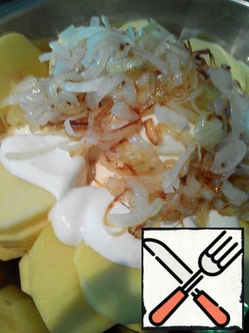 Put the potatoes in a bowl, salt, pepper, add mayonnaise and fried onions. Mix with your hands separating the circles and carefully distribute the mayonnaise on them.