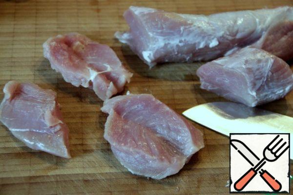 Wash pork fillet, dry with paper towels, remove external tendons and films with a sharp knife. Cut into thick pieces of 4 cm. Then cut each piece in the middle, but not until the end, and deploy, like a butterfly.