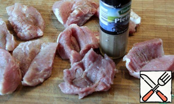 Proper frying fillet-is 99% of the success of Your dish!Meat cut into steaks is not recommended to be salted before frying, otherwise the salt will pull all the juices from the meat, and it will not be as soft as we would like. So, pepper the meat on both sides.