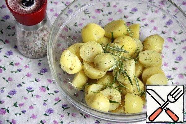 Peel the potatoes previously boiled in a uniform (you can not peel the young ones), salt with sea salt and add rosemary needles.
