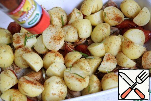 In a large baking dish, put the fried warm fillet, fried tomatoes between it, put the potatoes on top and sprinkle with dried red sweet paprika.
