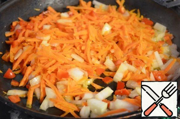 Next you need to peel carrots, onions.
Grate the carrots on a coarse grater and dice the onions. Cut 1 sweet pepper into cubes. Fry in a pan.