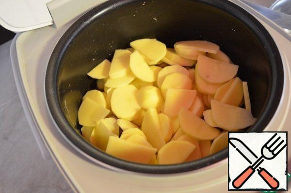 By the end of the "Frying" program you need to peel potatoes.
Put the potatoes cut into slices on the roasted Turkey.