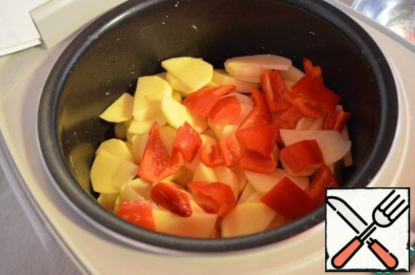Cut the sweet red pepper and put on potatoes.