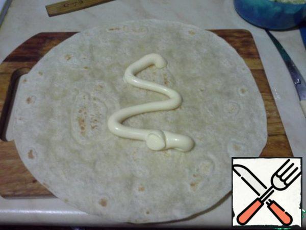 Put on a tortilla mayonnaise, can be lubricated.