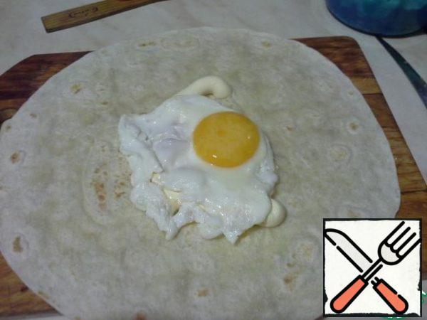 Put the finished egg on the tortilla, add a little salt.
