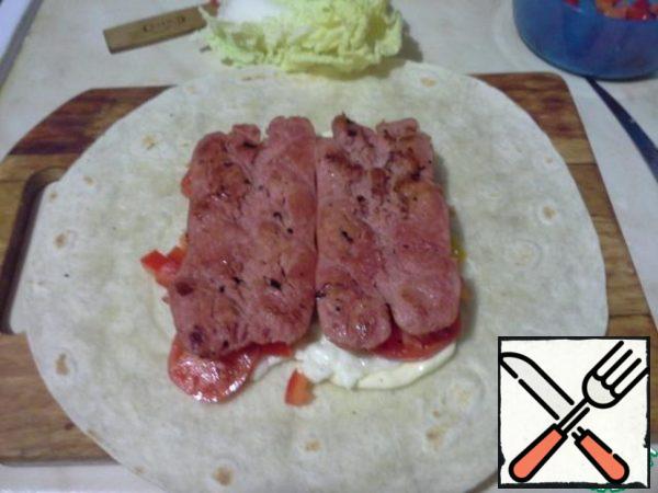 Spread the finished sausage on a tortilla.
