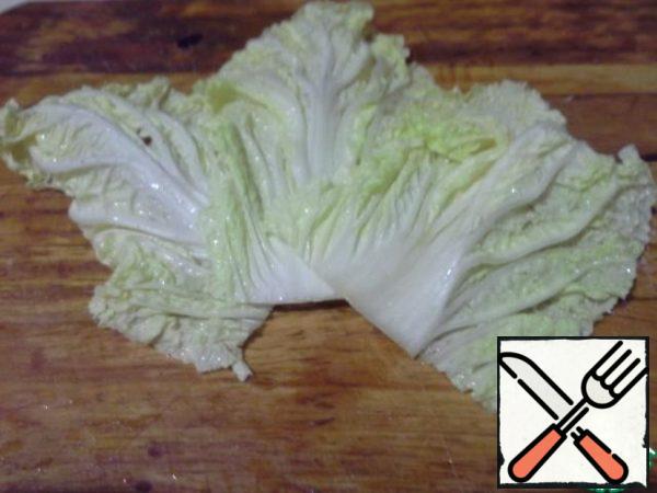 Lay out the lettuce leaves.
