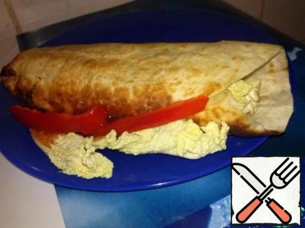 Wrap the tortilla, fry it so that the seam doesn't split...
and you're done!!! Enjoy your meal!!!