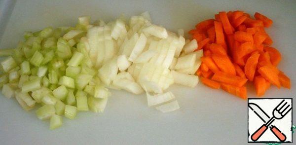 Peel and wash the carrots, celery and onions. Cut off all the bars.
