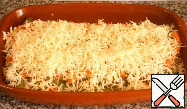 Finish with a layer of tomato sauce and sprinkle with oregano and grated Dutch cheese.