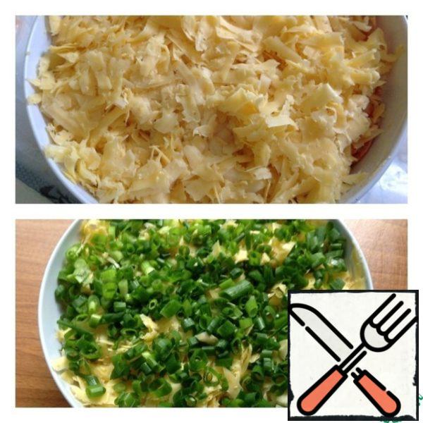 Grate the cheese on a medium grater and put it to the Korean carrots, without layering. Place finely chopped green onions on top.
