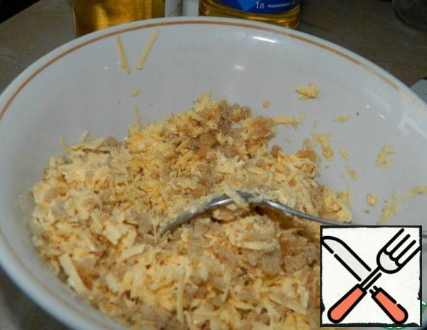 Mix with breadcrumbs, garlic butter and wine. Mix it.