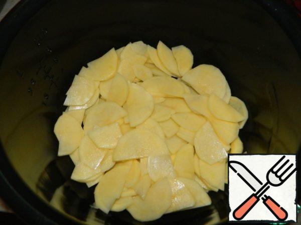 Half of potatoes cut into semicircles. At the bottom of the bowl pour a little oil and put the potatoes. Sprinkle it with 1/3 of the cheese mixture. Add salt.