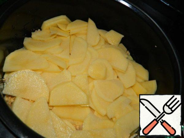 Put the thinly sliced zucchini, put the remains of the cheese mixture and the top, last layer of potatoes again.
Cook in "Baking" mode for 40 minutes. Not mix.
