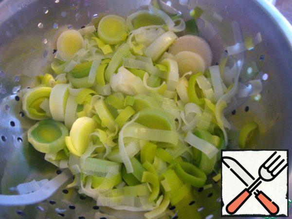 Rinse the leek thoroughly and cut it into rings about 0.5 cm thick, put in boiling salted water and cook for 4 minutes. Fold in a colander, dry.