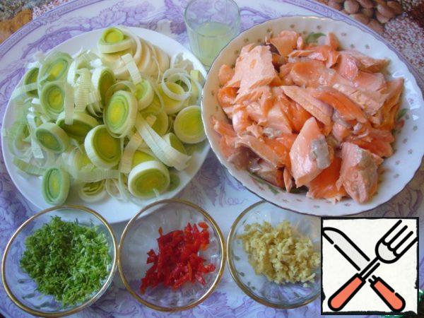 The chilled fish is disassembled into small pieces, the ginger is crushed, pre-cleaned, the chili is cut into thin strips or rings. Grate the peel from the lime, squeeze out the juice.
