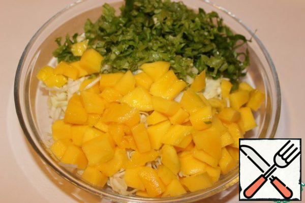 Cut the second half of the mango into cubes. Chop the bell pepper.
