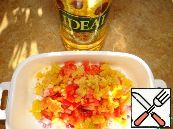 Chop all vegetables (except pepper), egg and mango into cubes, add 1 tablespoon of oil. salt, pepper - mix;
