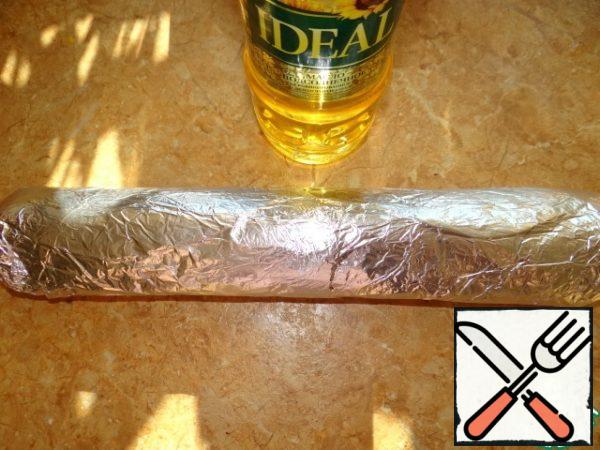 Wrap the roll in foil and leave in the refrigerator for 1 hour to cool and shrink;
