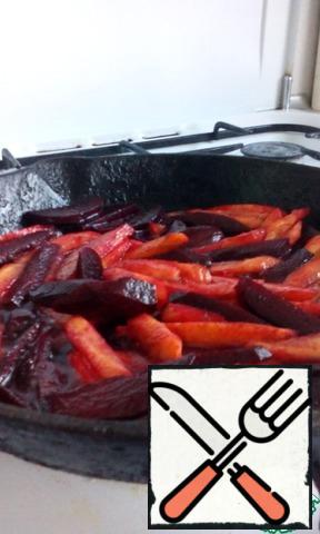 Heat a frying pan with vegetable oil and start to fry the beets first (5 minutes), then add the carrots and fry for about the same time. These vegetables are cooked longer than potatoes, so this sequence.