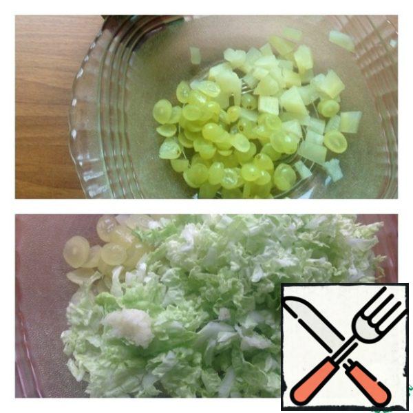 Cut pineapples into small cubes, grapes into round pieces. Cut the Peking cabbage into strips (only the green part), pass the garlic through the press.
