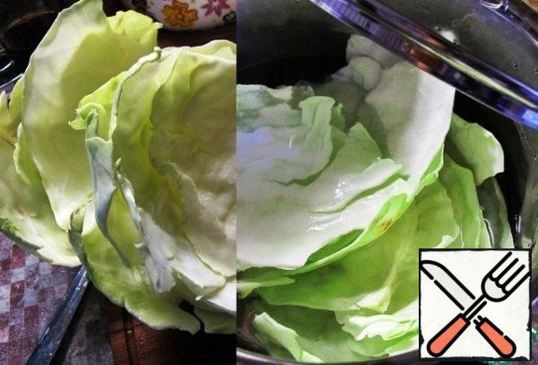 Wash the cabbage, disassemble it into leaves. If they are damaged, it's not a big deal. Add salt and spices to the minced meat to taste. put a pot of water on the fire, add salt, bring to a boil. Turn down the heat, put the cabbage and cook for about 8 minutes. With a slotted spoon, remove the leaves and flip them into a colander to drain the water.
