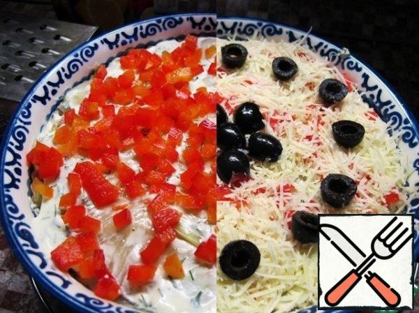 Top sprinkle with chopped paprika and grated cheese. You can decorate with olives.
Close the top with foil and put in the oven for 35-40 minutes. After 20 minutes, remove foil and Topcem until cooked without it.