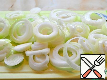 Onions cut into rings.