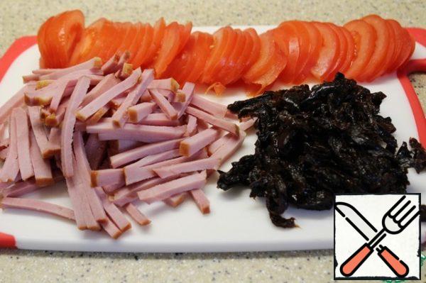 Ham and prunes cut into strips, tomatoes - in half, then thin slices.
