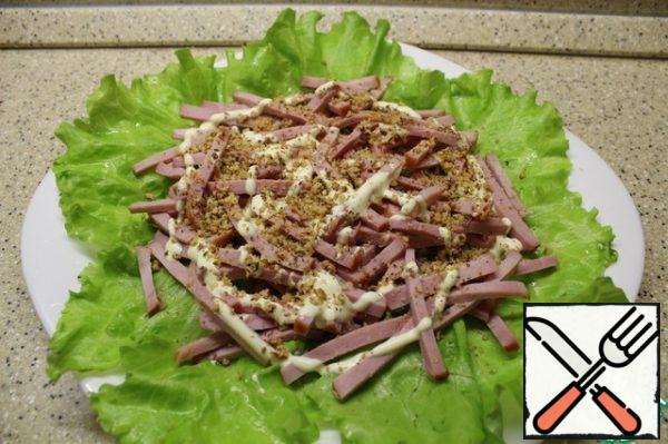 On salad leaves-ham, sauce on top and a little (tablespoon) walnuts.