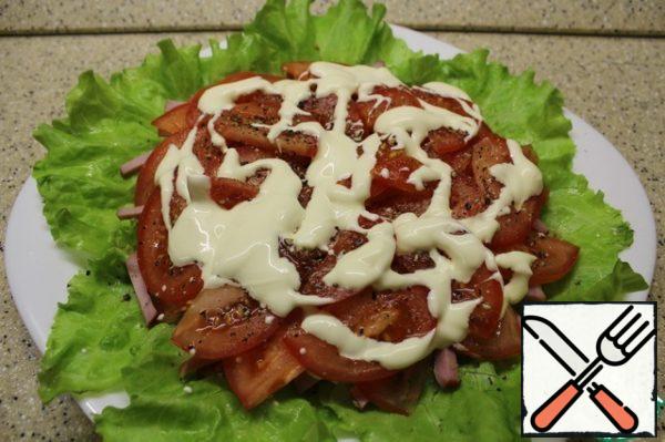 On top of the ham - slices of tomato, salt, pepper, seasoned with sauce.

