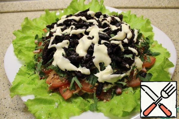 Put the prunes on the greens and pour the dressing over them.
